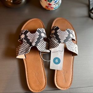 Universal Thread snake print slides